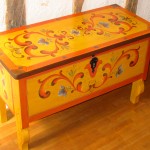 Coffre sur pieds décor norvégien